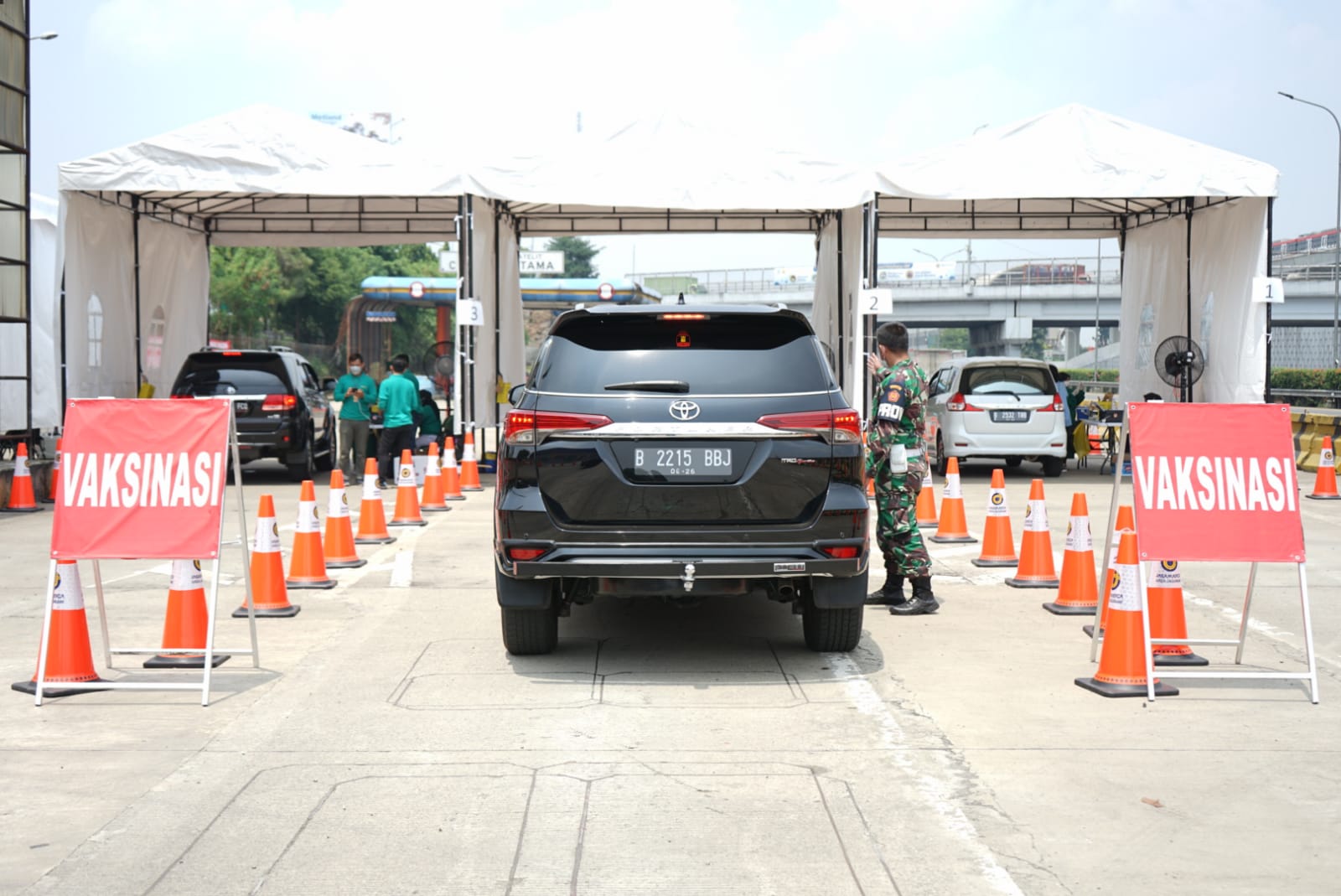 Animo Pengguna Jalan Tinggi, Mabes TNI dan Jasa Marga Wajibkan Pendaftaran Vaksinasi Drive Thru di Tol Jagorawi