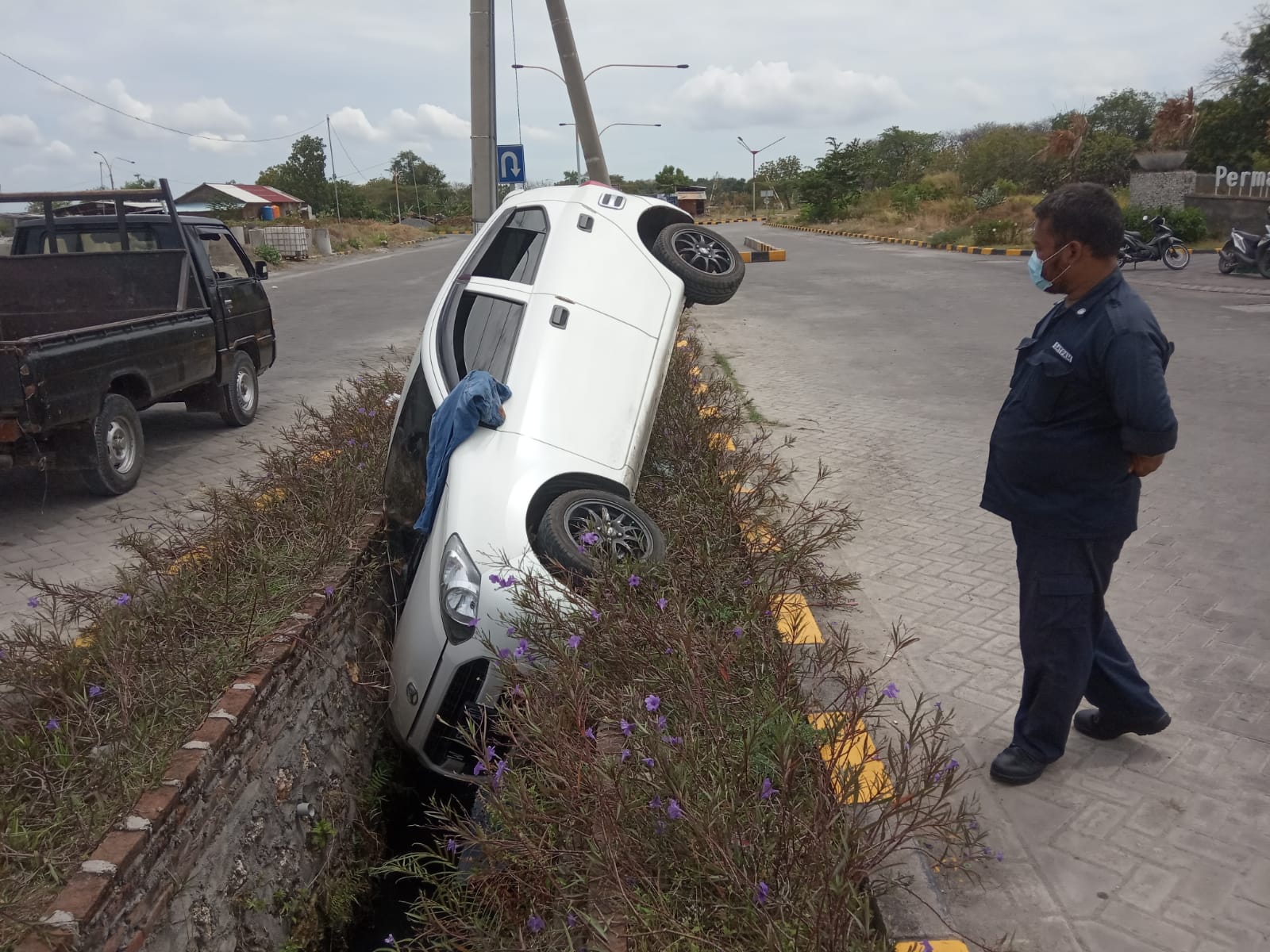 Belajar Mobil, Pasutri Nyungsep Ke Parit
