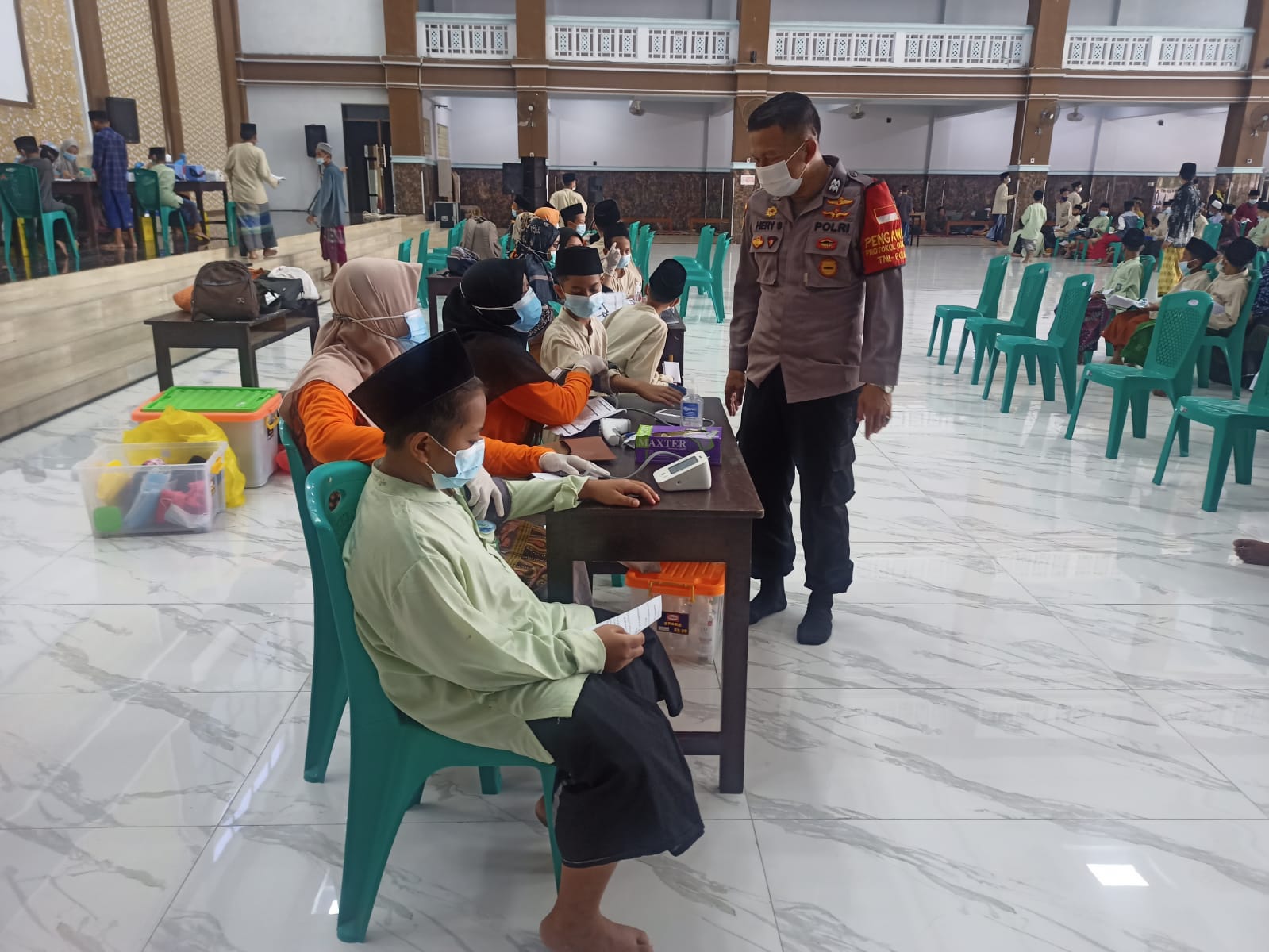Ratusan Karyawan JIIPE dan Ribuan Santri Gresik Ikuti Vaksinasi Massal