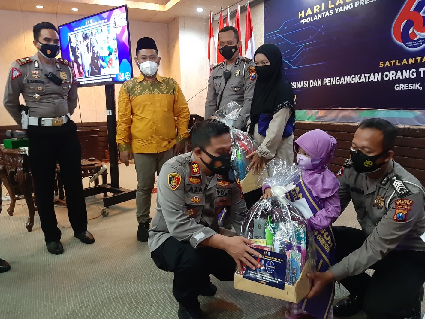 HUT Lantas yang ke-66, Polantas Gresik Jadi Orang Tua  Asuh 63 Yatim Piatu Covid-19