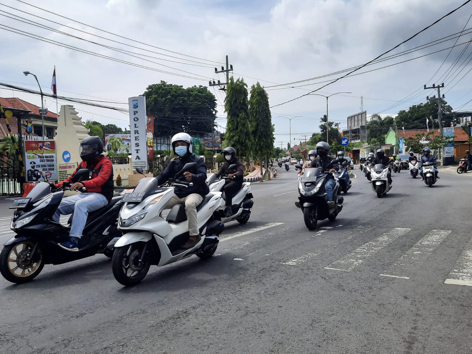 Sambil Bagikan Sembako, Pecinta Honda PCX Banyuwangi Touring Lewat Jalanan Berbukit