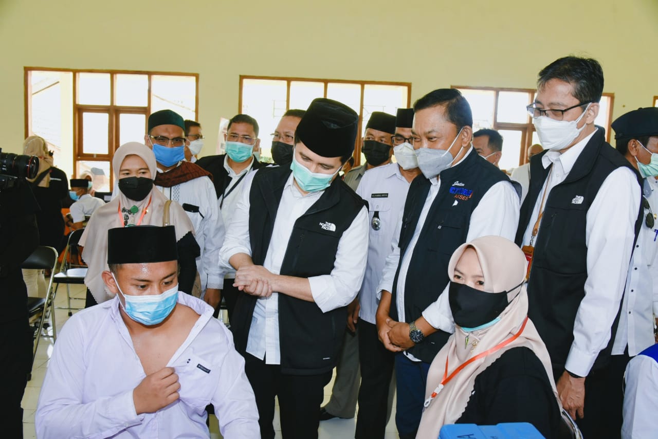 Tinjau Vaksinasi Pelajar, Wagub Emil : Bukti Kehadiran Pemprov di Pulau Bawean