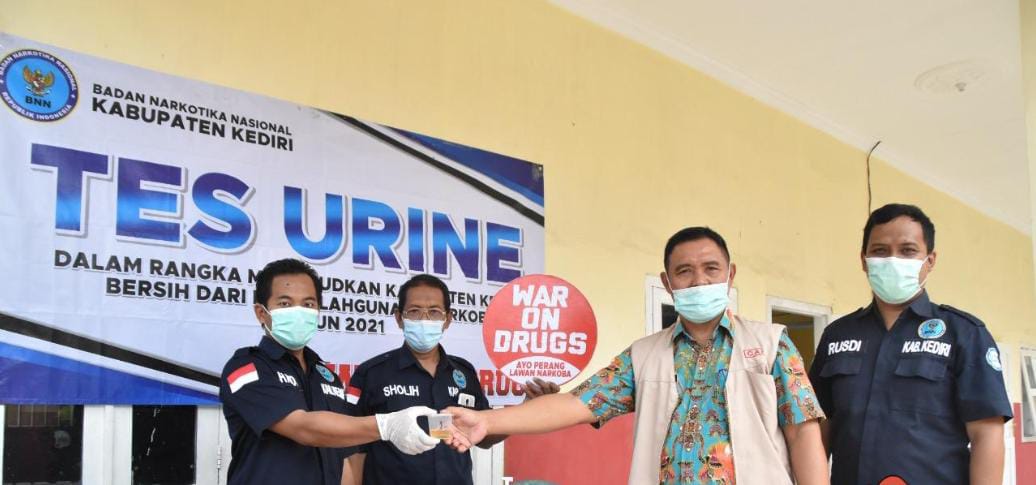 Mulai Camat Sampai Sekdes di Pagu Kediri Dites Urine