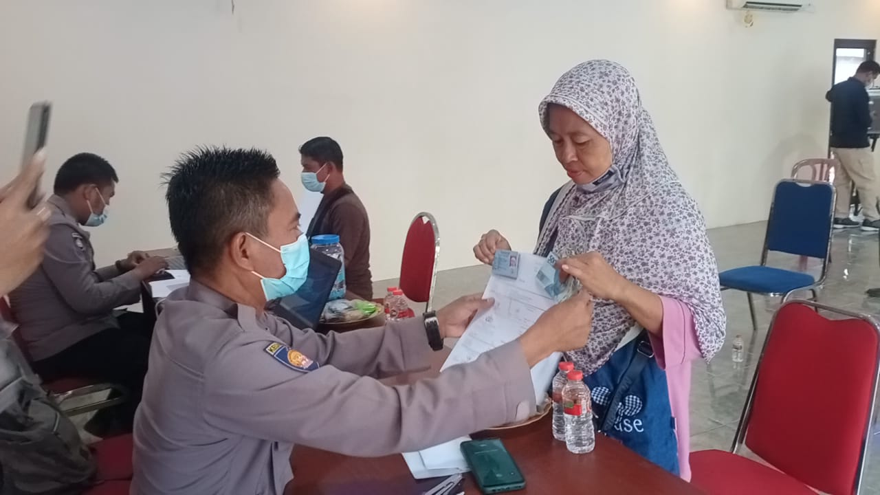 Cair..cair! Sebanyak 179 Pedagang Kecil di Driyorejo Terima Bantuan Rp 1,2 Juta Per Orang