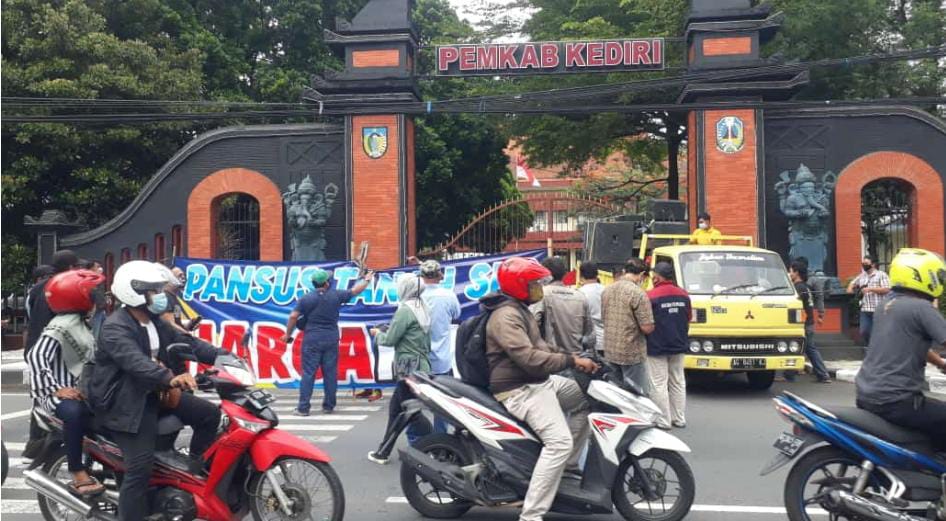 Massa IPK Kediri Demo Tagih Janji Pengungkapan Dugaan Korupsi Kominfo