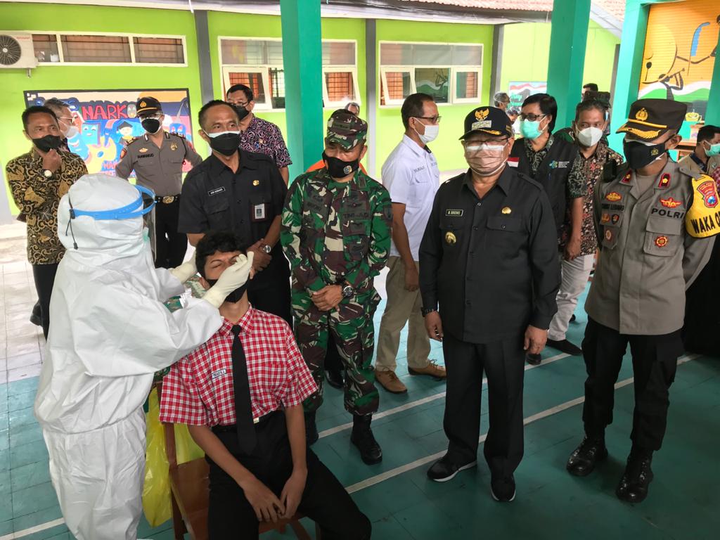 Sebelum Masuk Kelas Siswa di Tulungagung Diswab Antigen