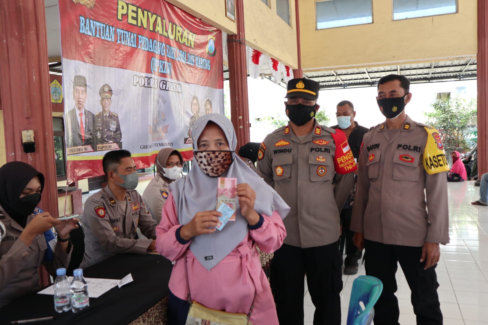 191  Pedagang Kecil di Gresik Sumringah, Terima Rp 1,2 juta Usai Didatangi Bhabinkamtibmas 