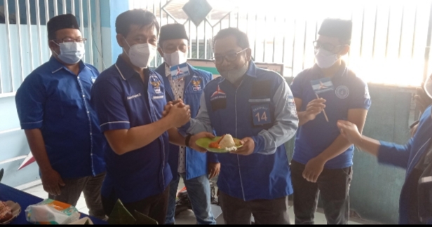 Peringati HUT ke 20, Demokrat Bojonegoro Bagi-bagi Voucher Makanan Hingga Potong Tumpeng
