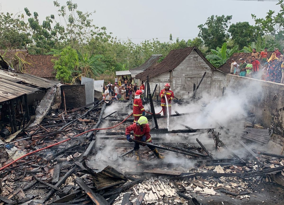 Kebakaran Rumah di Sekaran Bojonegoro Ludeskan Dua Ekor Sapi dan Sepedah Motor