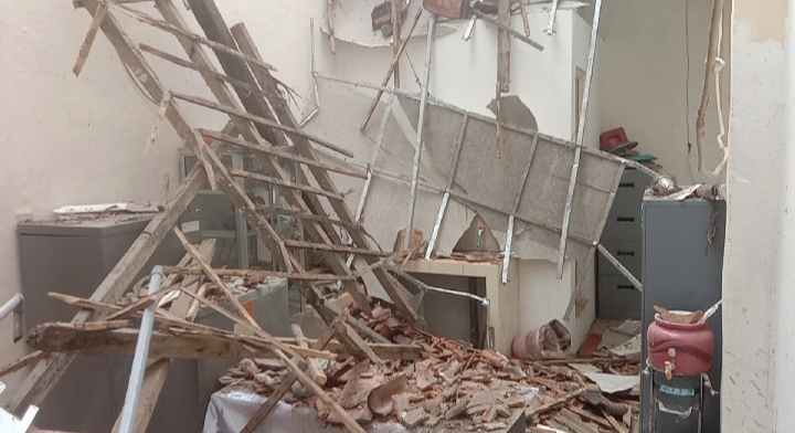 Bruuuuk! Atap Kantor KPU Bojonegoro Ambrol