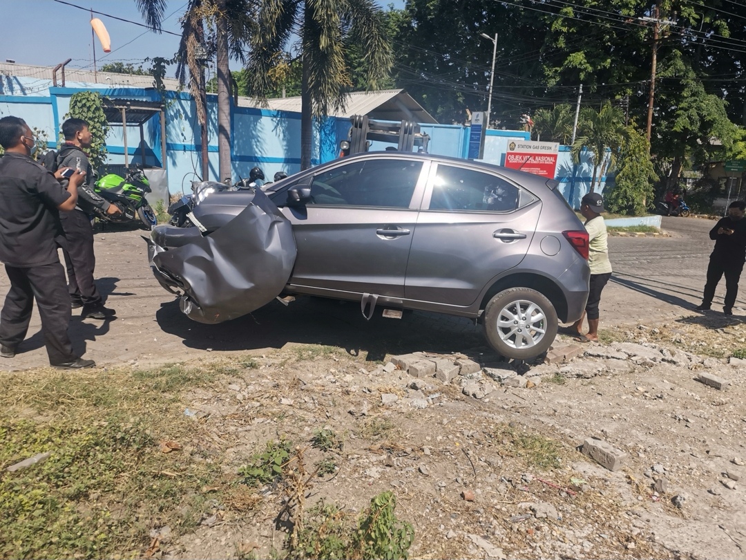 Tidak  Ada Penjaga Lintasan, Kereta Sudro Serempet  Mobil di Gresik