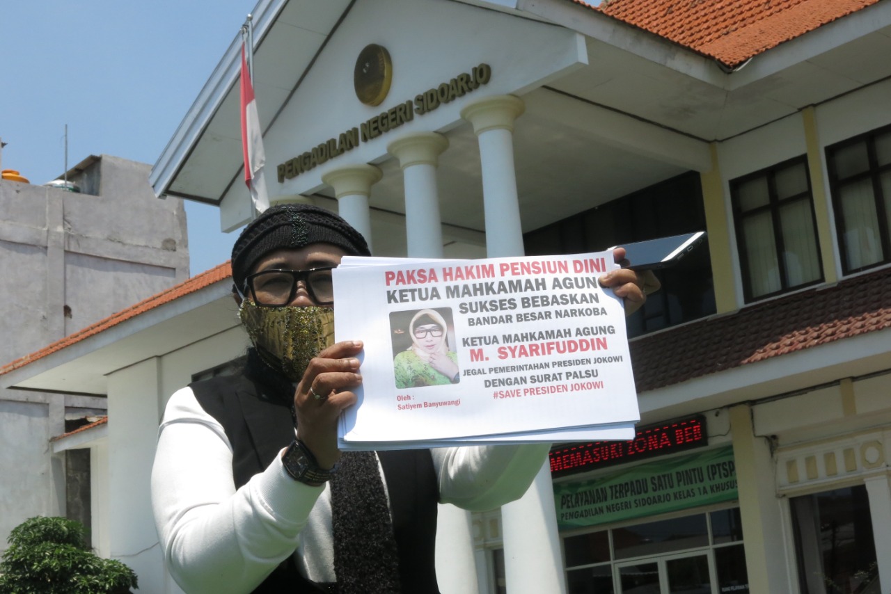 Suami Dipensiunkan Dini, Istri Mantan Hakim PN Sidoarjo Gelar Demo Tunggal