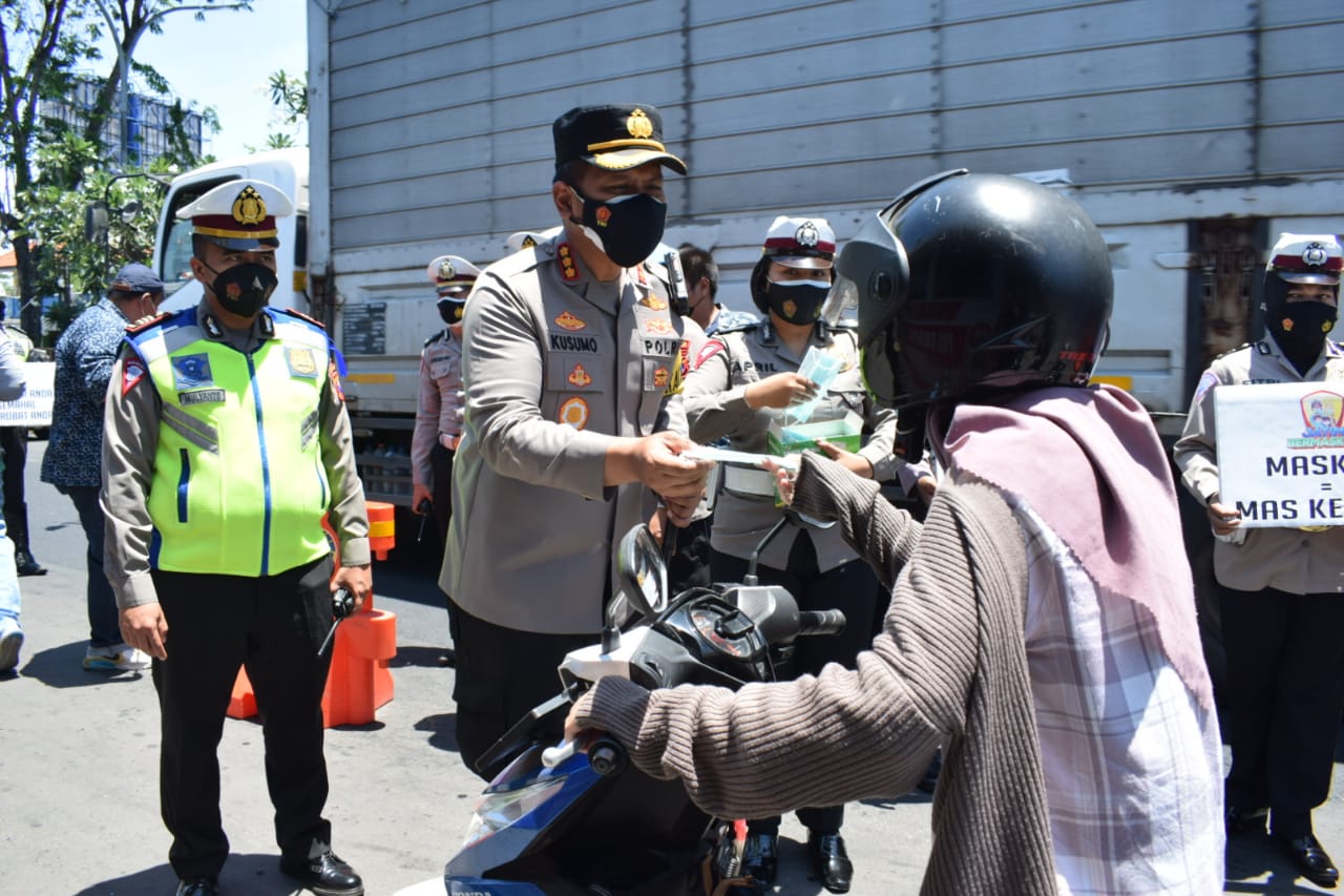 Hari Pertama Operasi Patuh Semeru 2021, Polisi Sidoarjo Bagikan Masker dan Sembako
