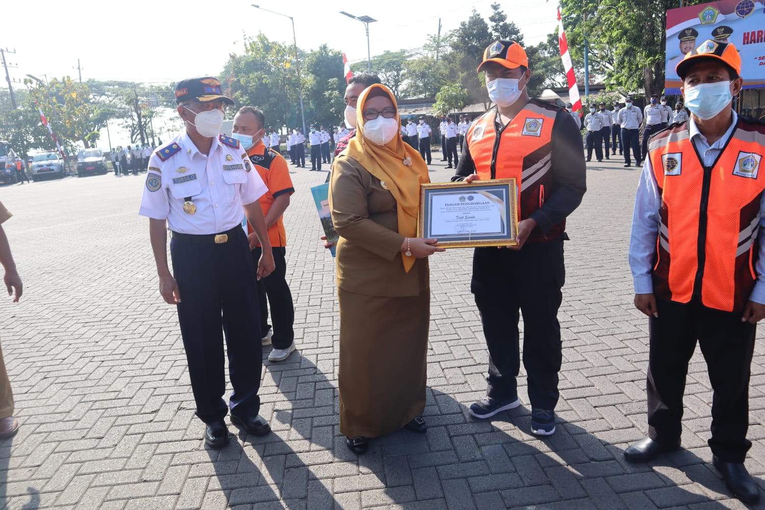 Peringati Harhubnas, Dishub Gresik Berikan Penghargaan Sukarelawan Lalu Lintas