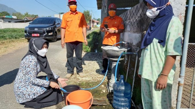 Bupati Mojokerto Ikfina Pimpin Penyaluran Air Bersih ke Warga