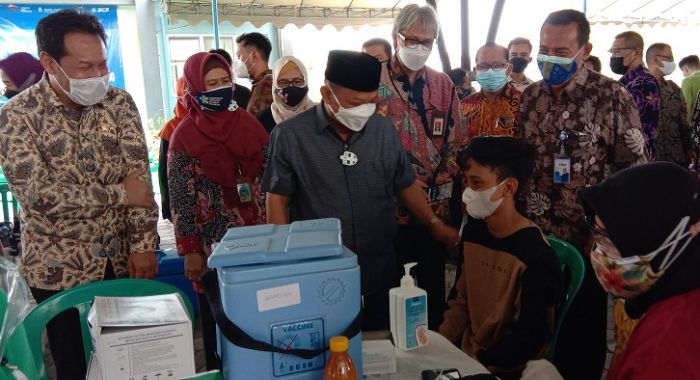 OJK, BCA dan Pemkab Situbondo Gotong Royong Sukseskan Vaksinasi