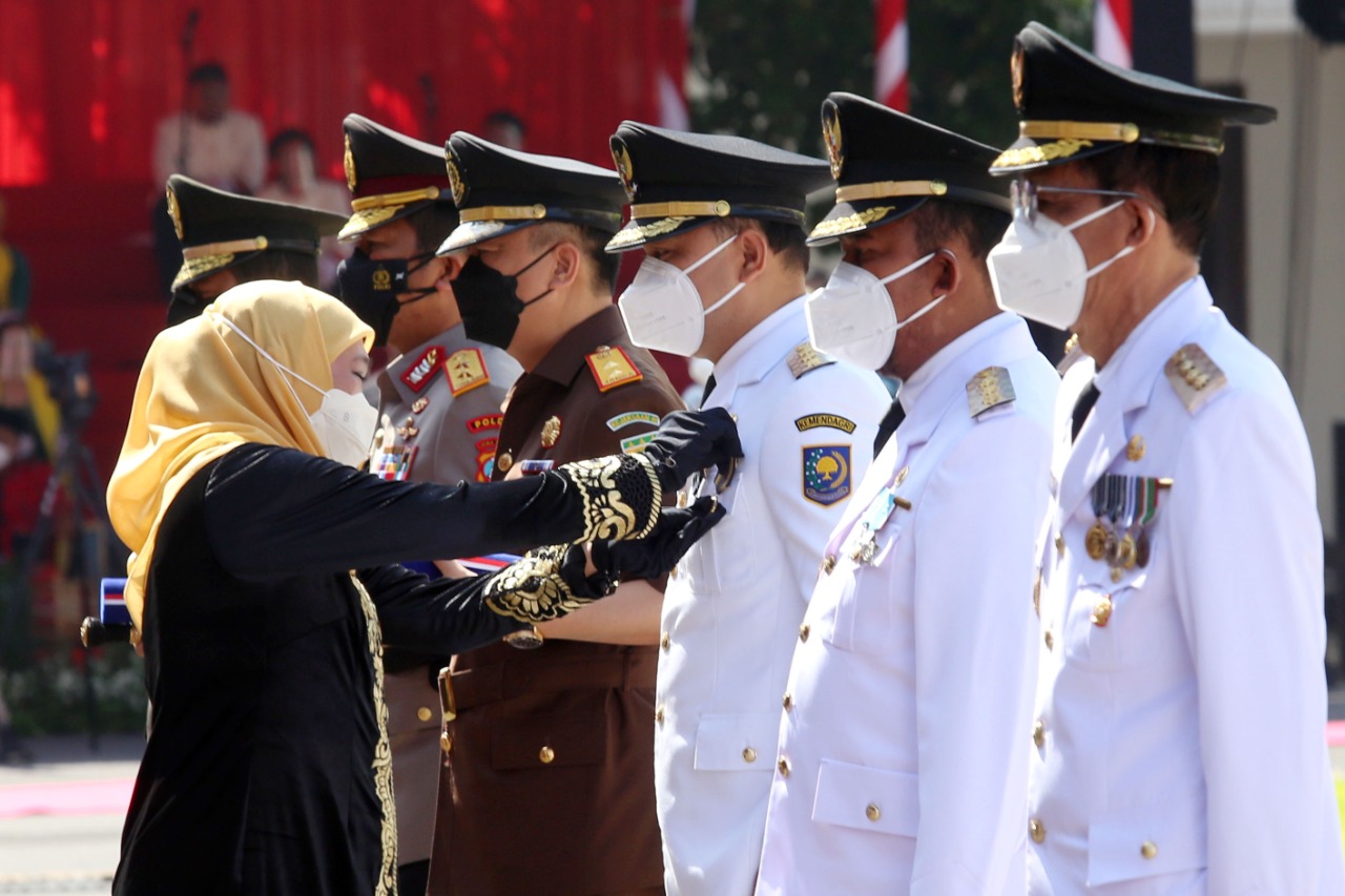 Serius Mengembangkan Kompetensi ASN, Wali Kota Eri dapat Penghargaan Jer Basuki Mowo Beya Emas