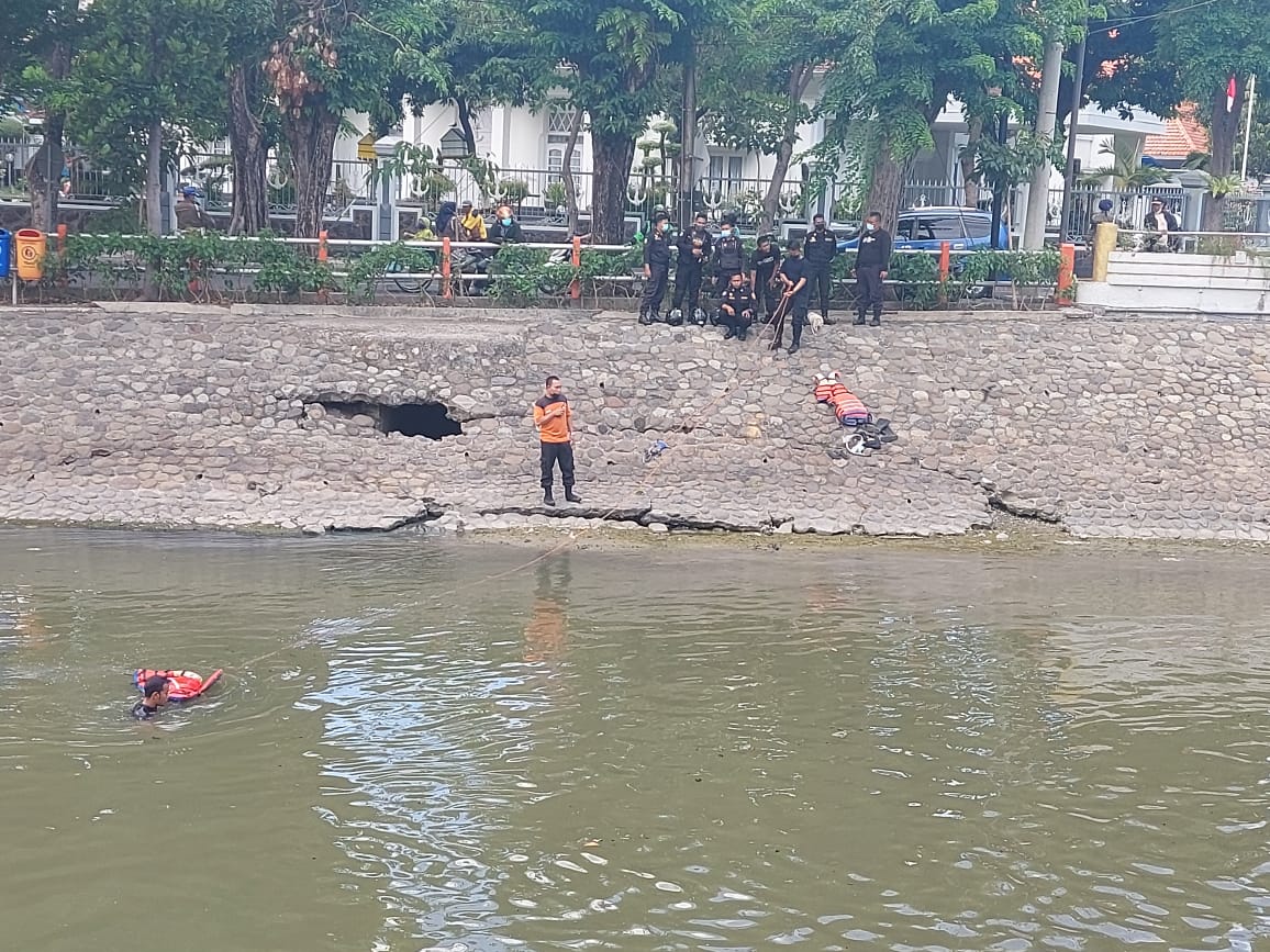 Bocah 8 Tahun Surabaya Tenggelam di Kalimas Surabaya