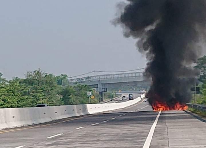 Truk Pengangkut Bahan Bakar Minyak Terbakar di Ruas Tol Pandaan-Malang