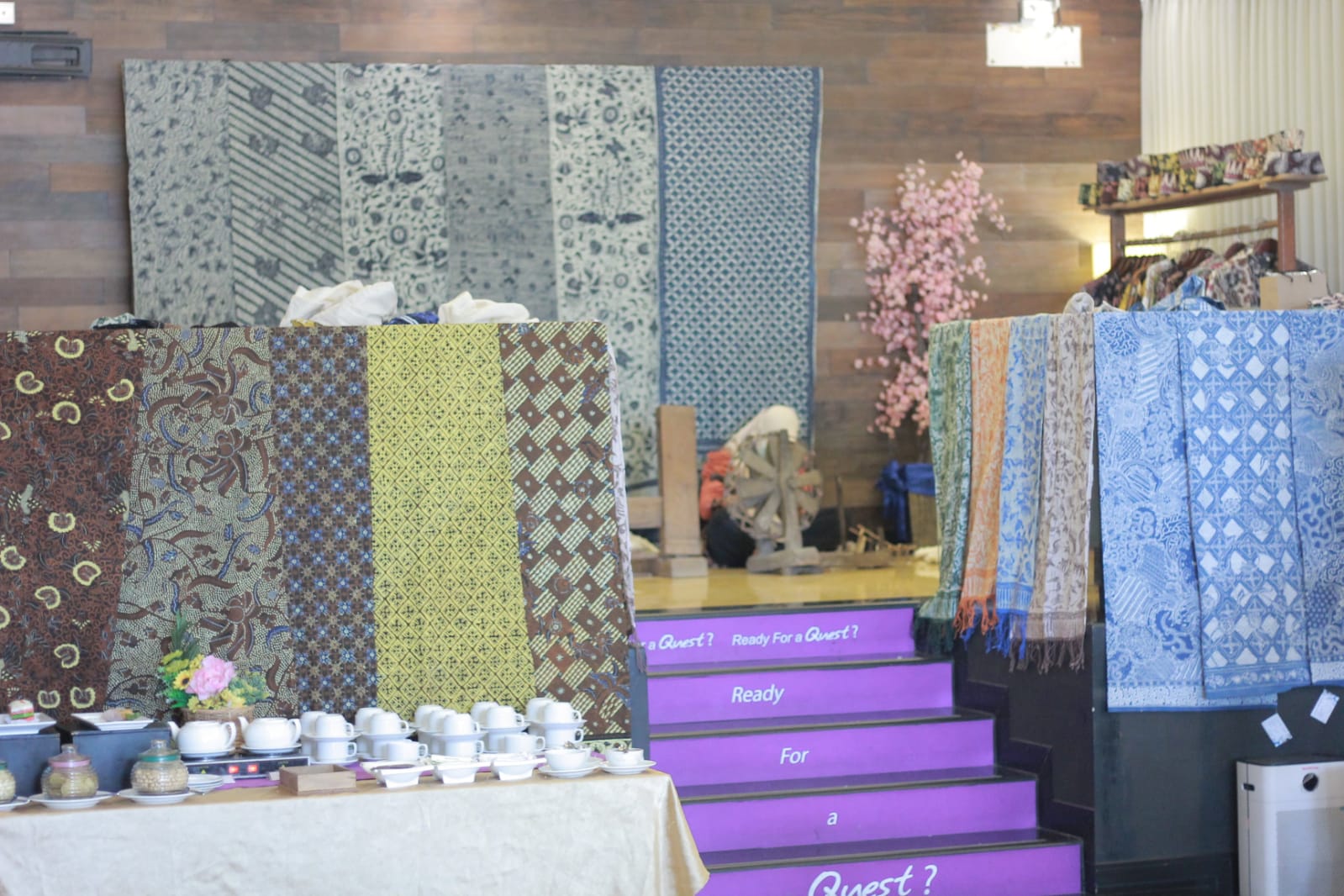 Sambut Hari Batik, Quest Hotel Darmo Surabaya Gelar Pameran di Lobby