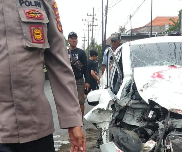 Seruduk Truk di Jalan Driyorejo Gresik, Sopir Mobil ini Alami Patah Tulang