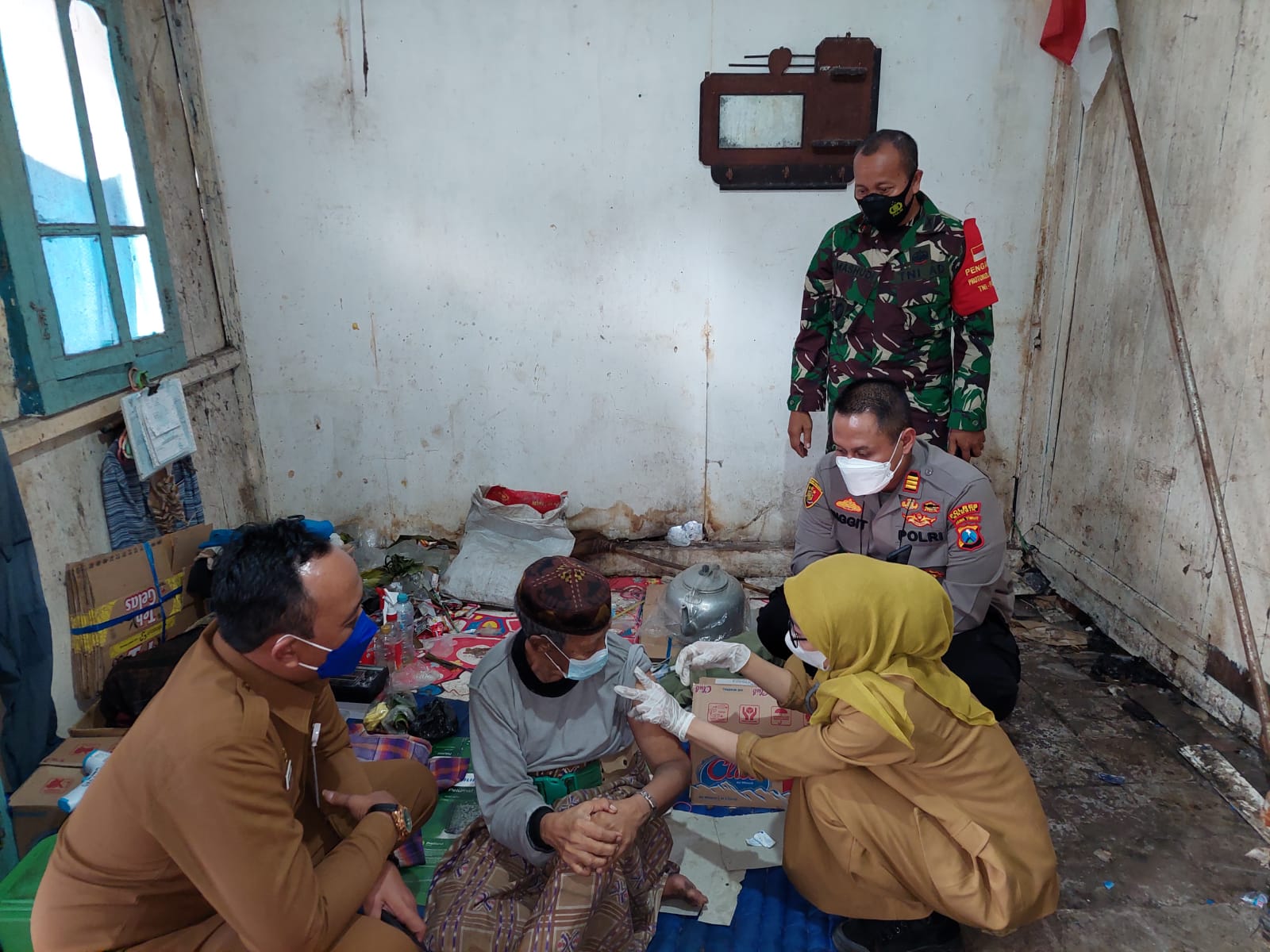 Dua Lansia  Sebatang Kara di Gresik Terima Vaksin dan Bantuan