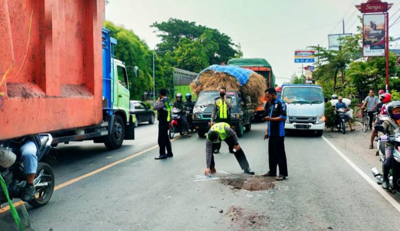 Paman dan Keponakan Tewas Hantam Dumptruk