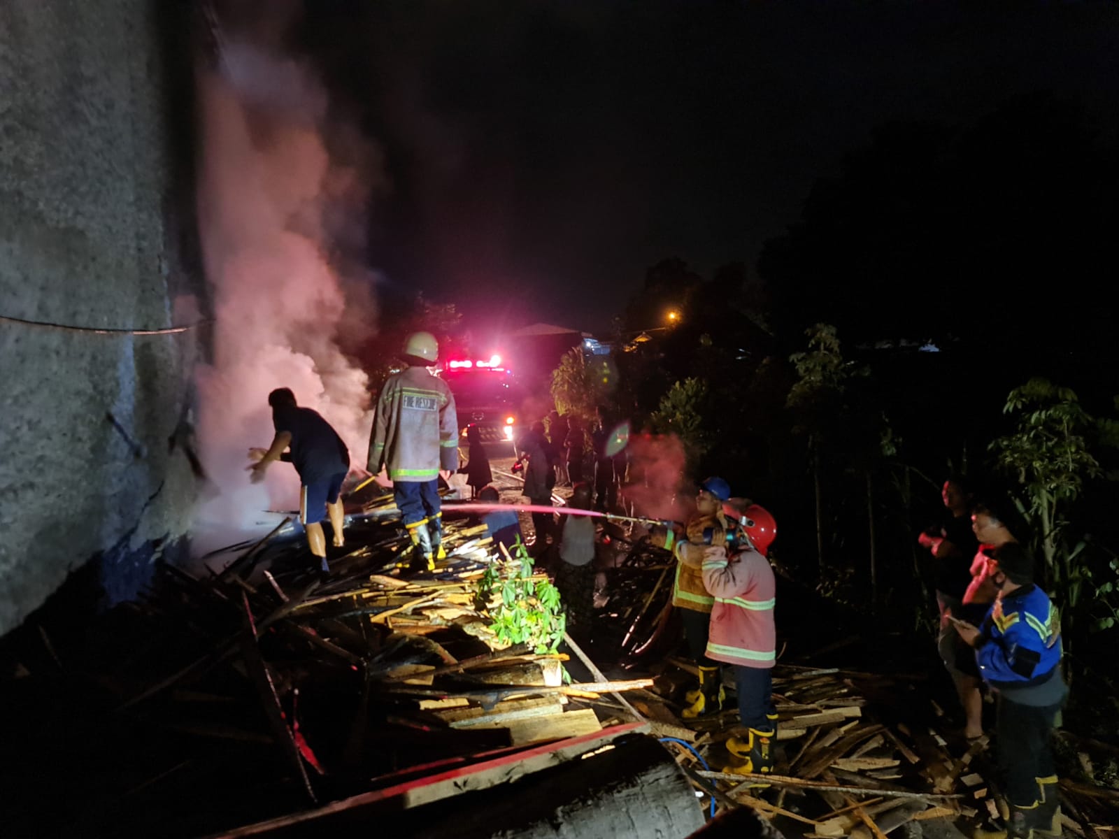 Buang Puntung Rokok Sembarangan, Bakar Tumpukan Kayu Pinus