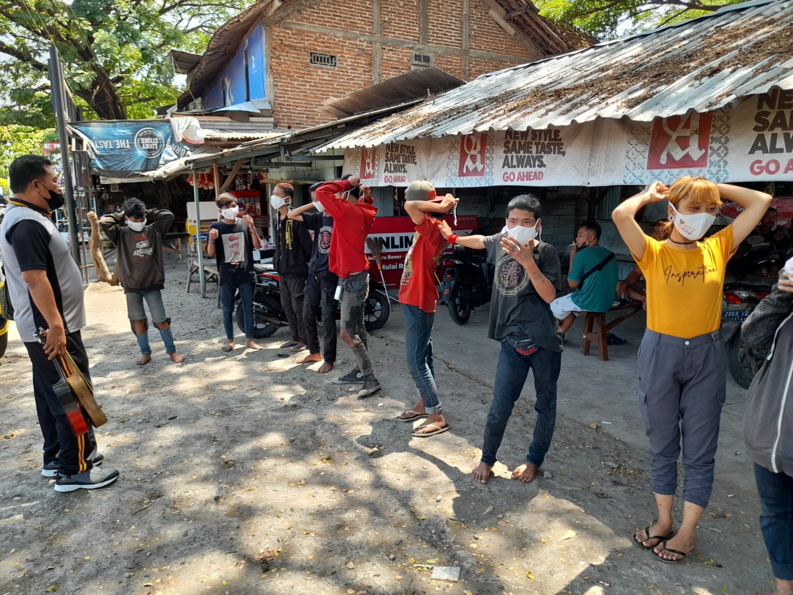 Terjaring Razia, Belasan Anak Punk Digunduli Petugas Kepolisian