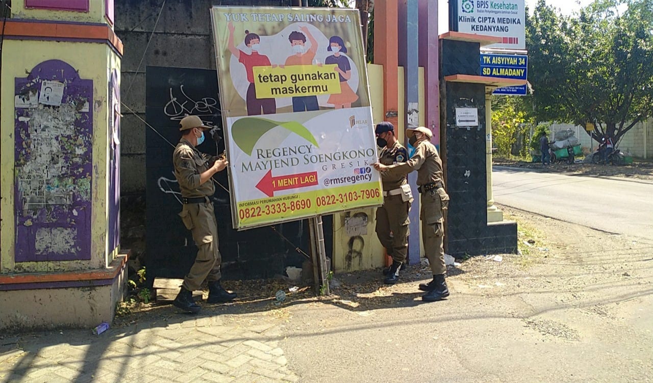 Pemasangan Spanduk Ilegal di Gresik Marak, Satu Bulan Petugas Turunkan Hingga 300 Titik
