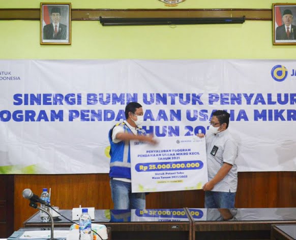 PTPN X Bersama Jasa Marga Salurkan Modal ke Petani Tebu di Jombang