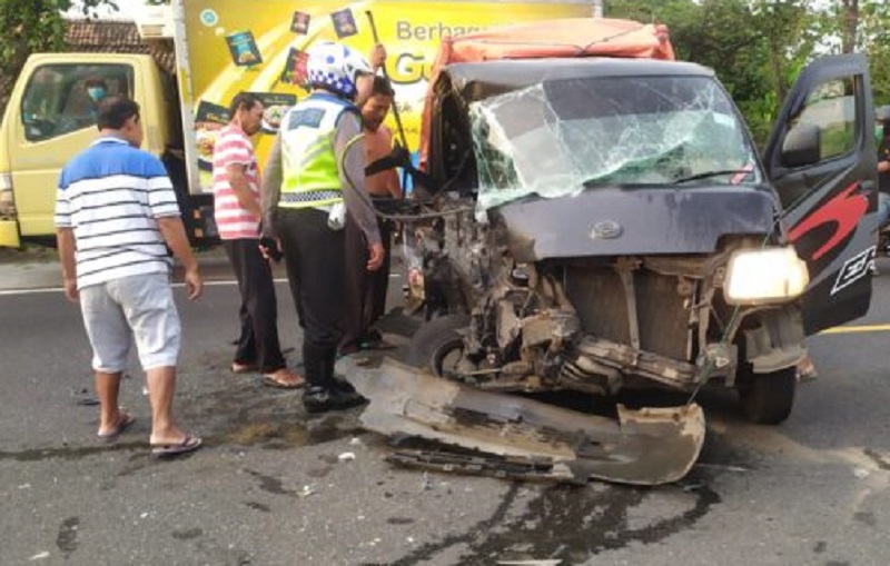 Grand Max v Truk Hino di Nganjuk, Kedua Pengemudi Serta Penumpangnya Dilarikan ke Rumah Sakit