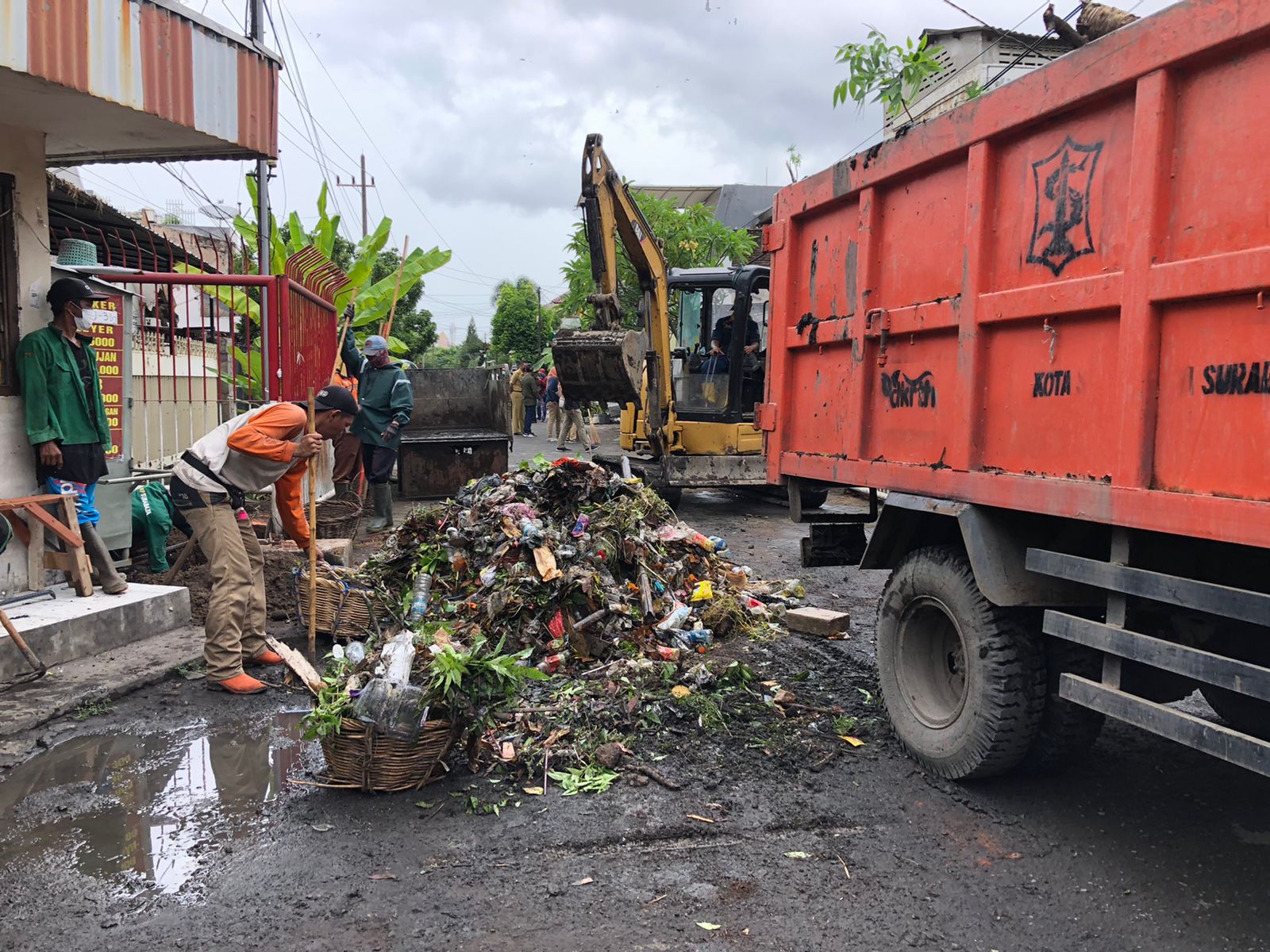 Masuk Musim Hujan, Pemkot Surabaya Lakukan Perantingan dan Pembersihan Sampah