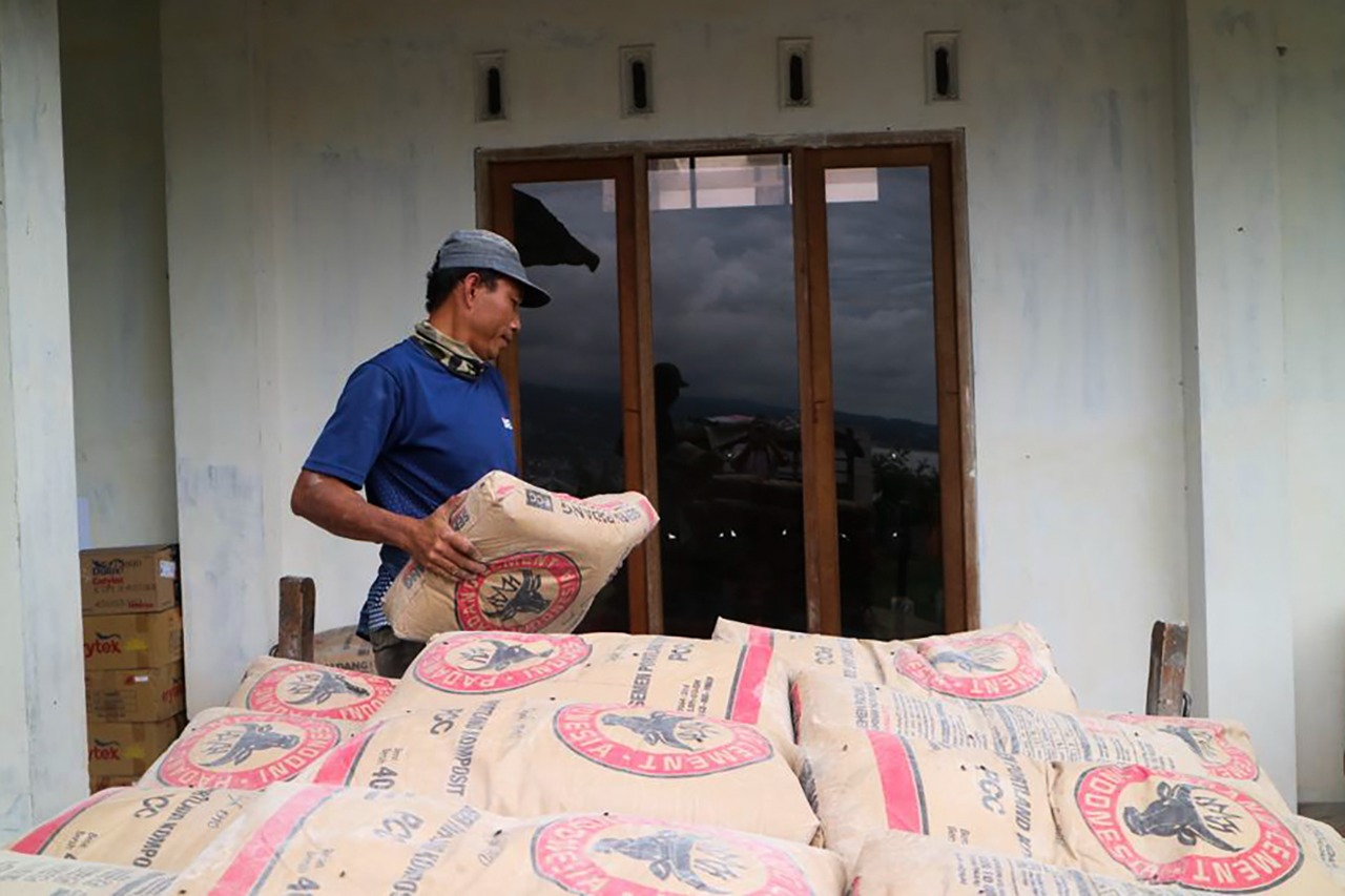 SIG Salurkan Bantuan 200 Zak Semen untuk Pembangunan Rumah Bagi Korban Banjir di Kota Batu