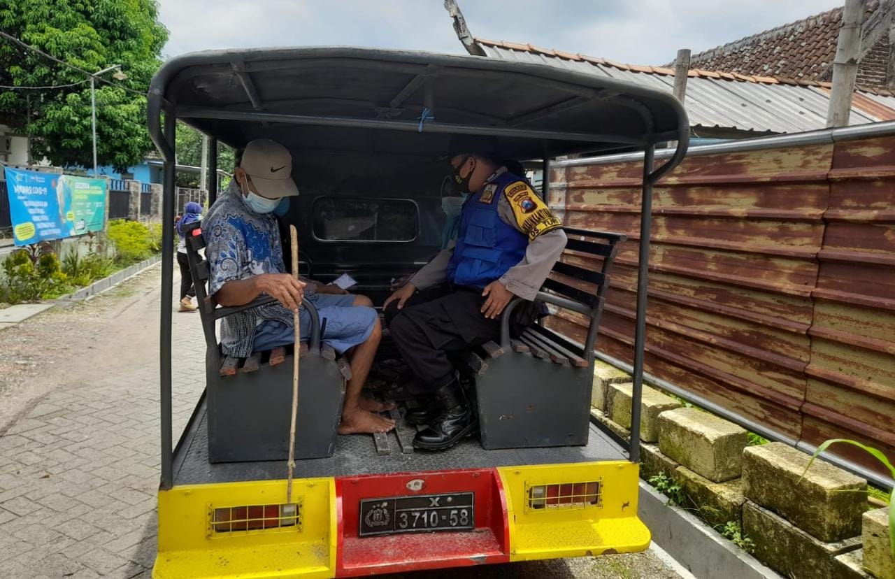 Keliling Kampung, Polisi di Bojonegoro Bikin Gerakan Jemput Lansia
