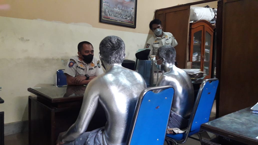 Resahkan Warga Tulungagung, 2 Manusia Silver Diamankan Satpol PP