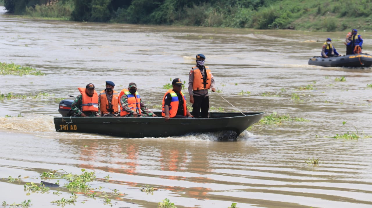Kapolda Jatim Turun ke Lokasi Perahu Tenggelam di Bojonegoro