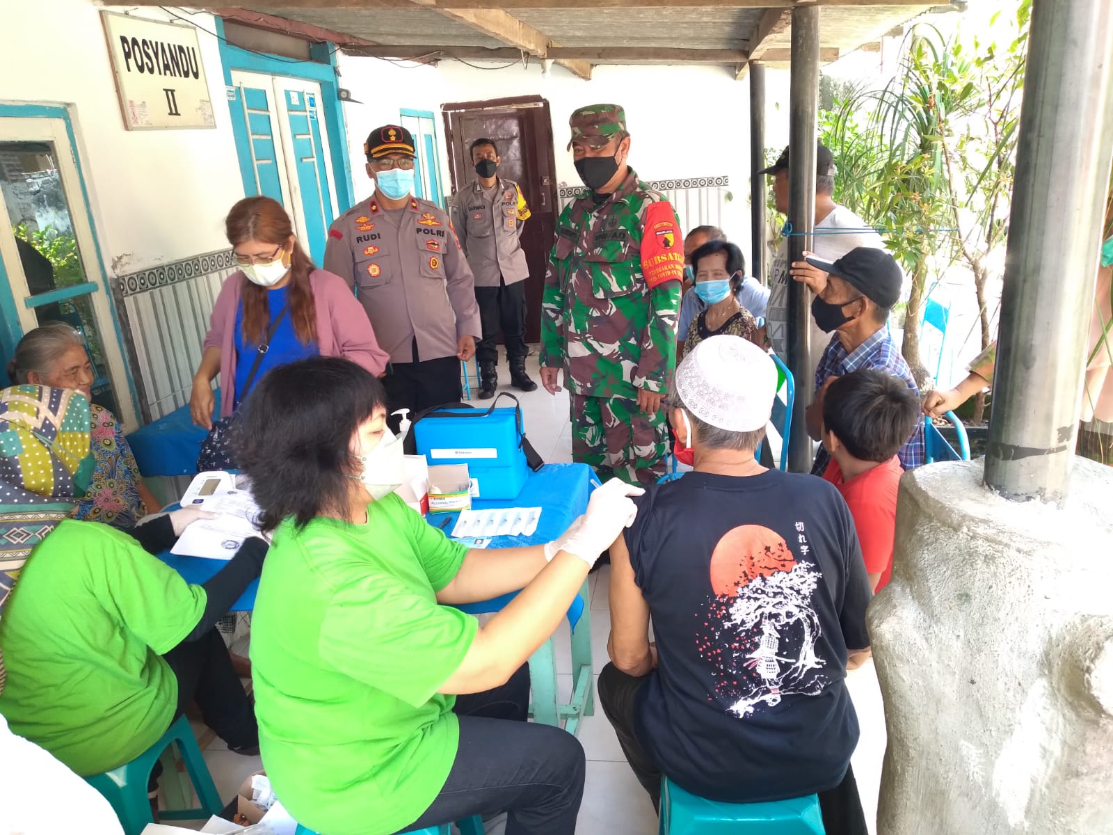 Percepatan Capaian Vaksinasi Lansia, Kapolsek Tulungagung Kota Turun ke Lokasi Vaksinasi