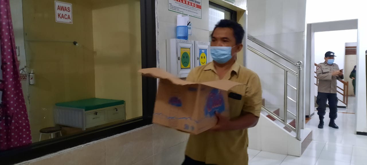 Warga Madiun Geger, Bayi Dibungkus Kardus Air Mineral  Ditemukan di Depan Gedung Sekolah
