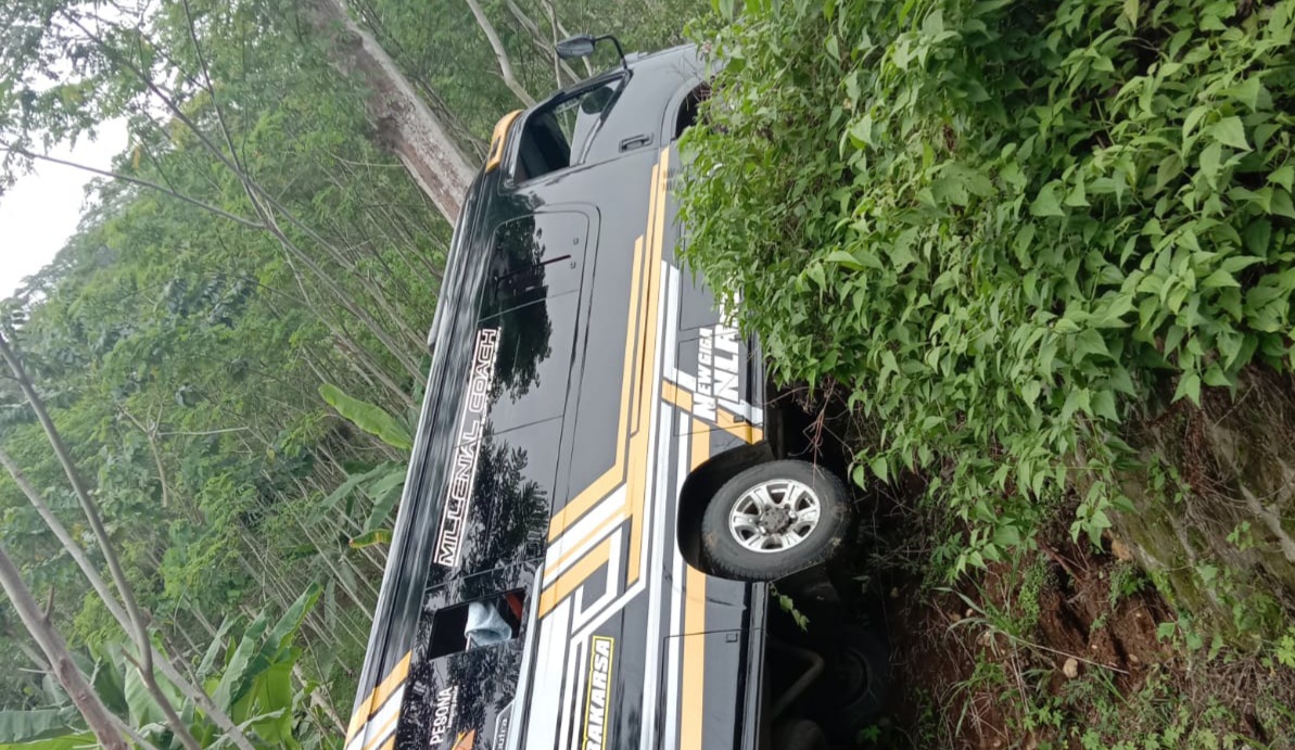 Elf Rombongan Wisatawan Kediri Terjun ke Jurang di Tulungagung