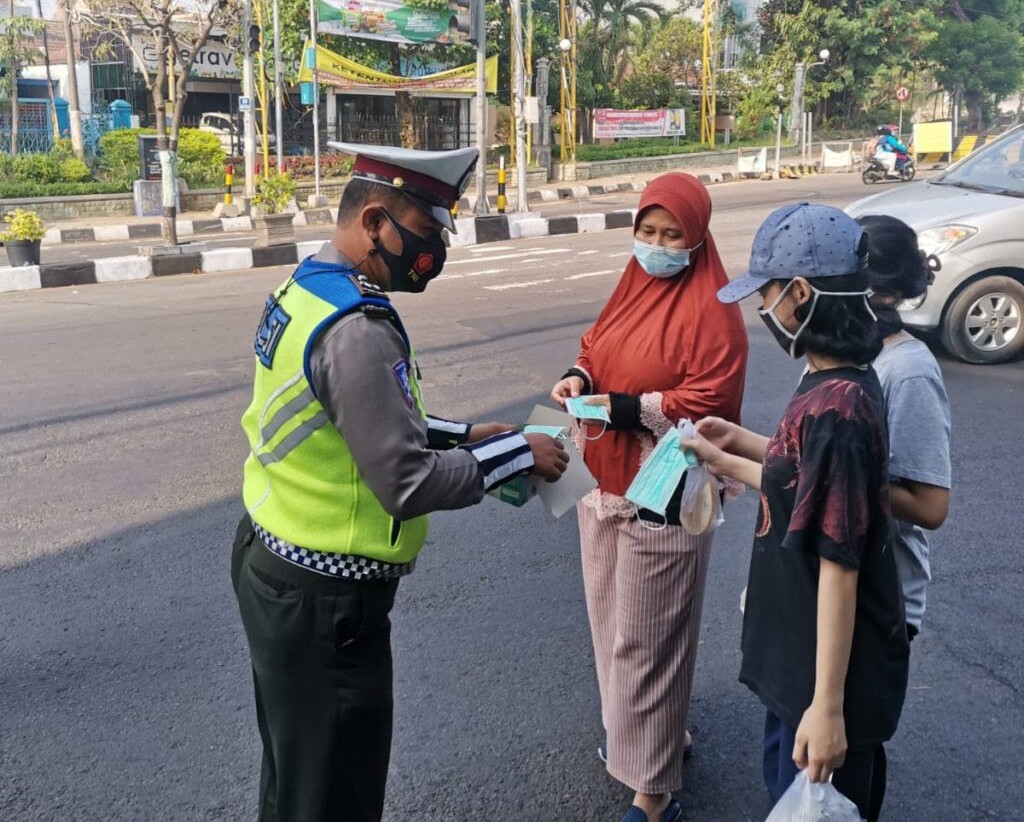 Cegah Penularan Covid-19, Satlantas Polres Gresik Bagikan Masker