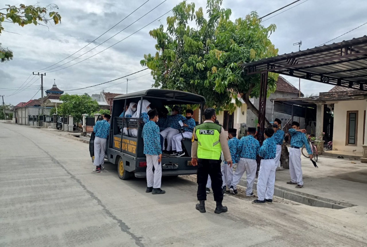 Pelajar di Kalitidu Bojonegoro Diangkut Polisi Ikuti Vaksinasi