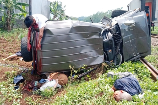 Disambar KA, Sekeluarga Bos Mebel Asal Gunting Tewas