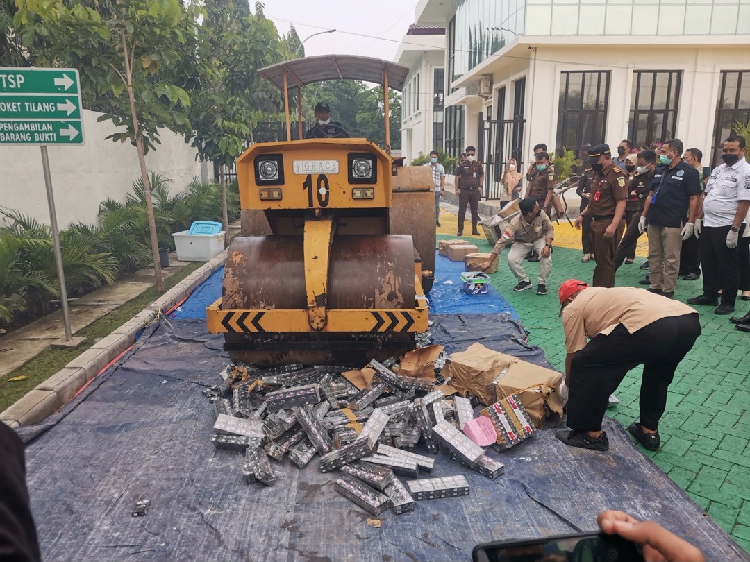 Kejari Gresik Musnahkan Barang Bukti Kejahatan, Salah Satunya Rokok Ilegal Tanpa Cukai