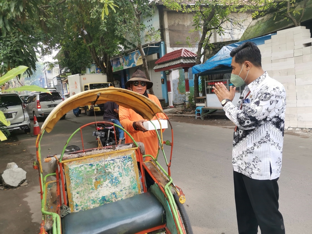 Peringati HGN, Pelajar dan Guru UPT SMPN 2 Gresik Berbagi Bingkisan