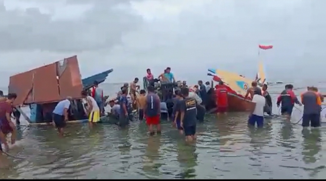 Tabrak Karang, Kapal Nelayan KMN Sri Intan Kandas dan Terbelah Dua di Bawean
