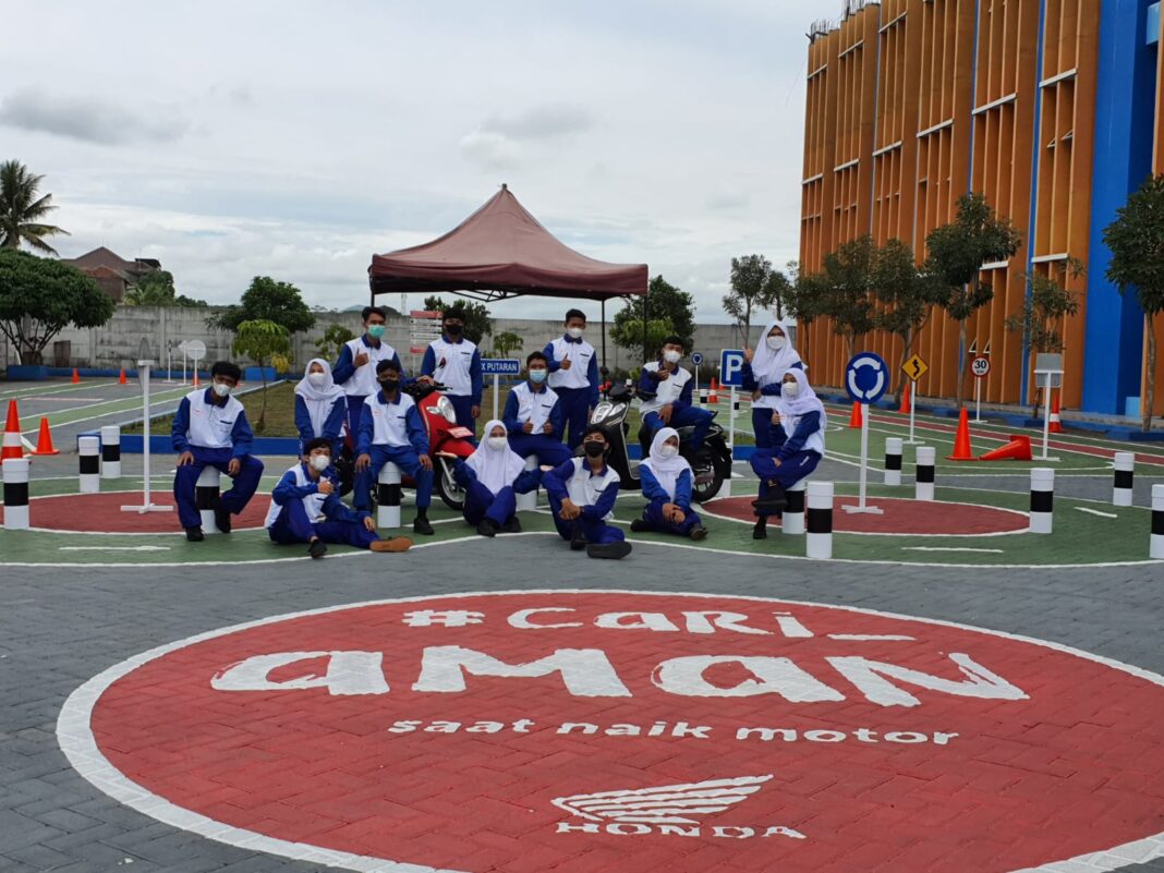 Sambil Latihan Jurnalistik, MPM Honda Jatim Ajak Siswa SMK Muhammadiyah 1 Kepanjen Praktik Safety Riding