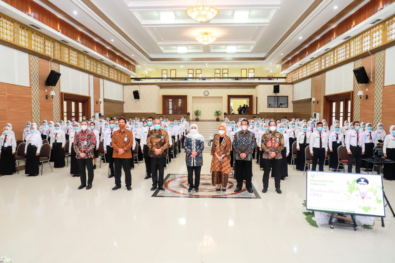 Khofifah Minta CPNS Peka Situasi Masyarakat