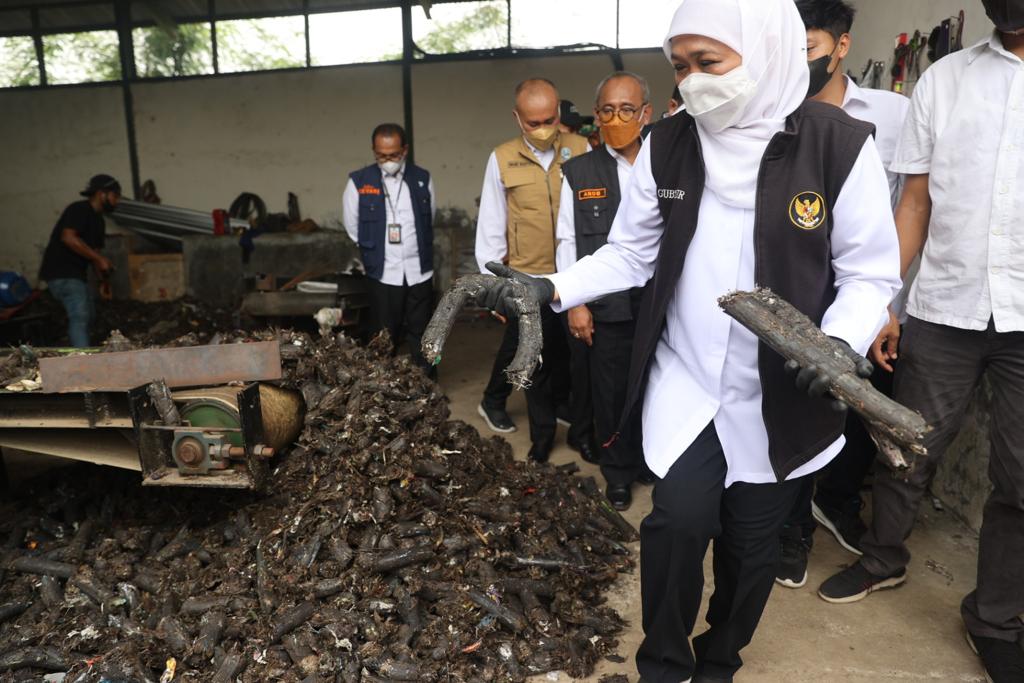Ciptakan Inovasi Waste to Energy, Khofifah Acungi Dua Jempol Untuk  Pemkab Dan SMK Ponorogo