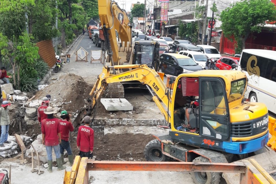 Cegah Genangan di Jalan Kedung Cowek, Pemkot Surabaya Bangun Saluran yang Terkoneksi ke Laut